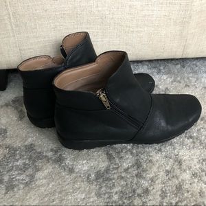 NWOT Easy Spirit Black Ankle Booties